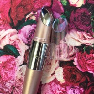 NWOT. Helps products sink into skin.